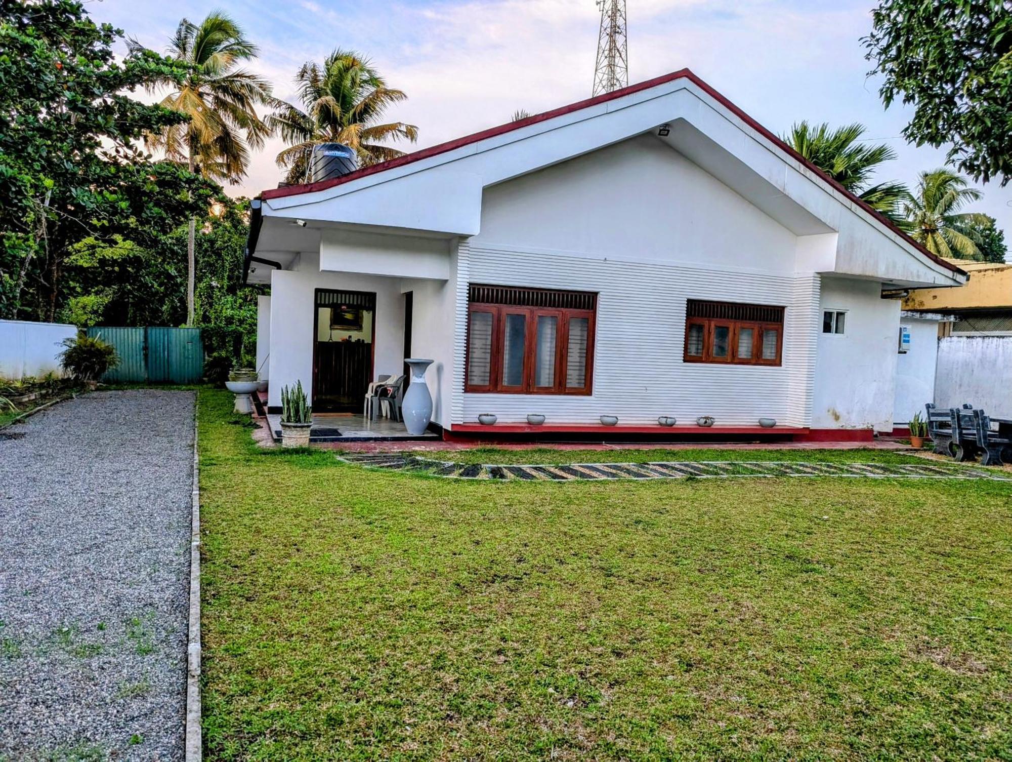 Albergue Costels Weligama Exterior foto